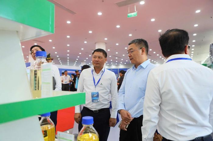 Đại biểu tham dự tại khu triển lãm (ảnh Vân Anh)