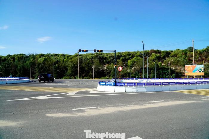 Tuyến đường dẫn phía bắc cầu vượt cửa biển Thuận An dài hơn 3 km đã hoàn thành toàn bộ các hạng mục. Trong khi, đoạn tuyến phía nam dài hơn 2 km đang được nhà thầu thực hiện những công việc cuối cùng như trồng cây xanh, kẻ vạch đường, chỉnh trang cảnh quan và vệ sinh công trường trước khi bàn giao.