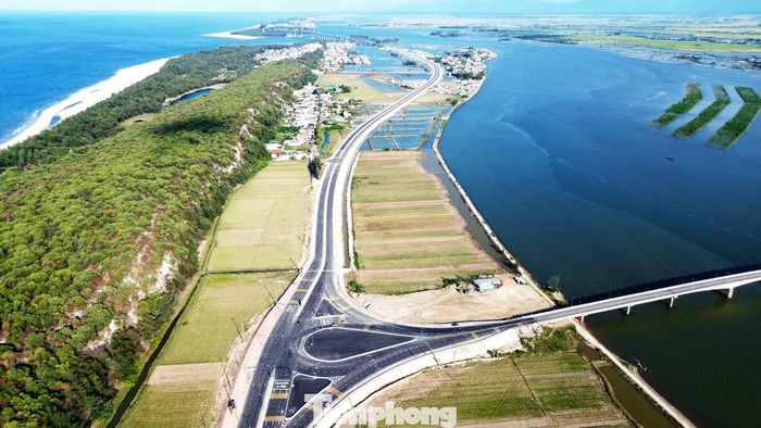 Sau hơn 4 năm triển khai, tuyến đường bộ ven biển và cầu vượt cửa biển Thuận An - công trình giao thông ven biển, đầm phá có quy mô đầu tư lớn nhất TP. Huế từ trước đến nay - đã cơ bản hoàn thành. Nhìn từ trên cao, toàn tuyến như một dải lụa khổng lồ uốn mình qua ruộng đồng, đầm phá Tam Giang - Cầu Hai, bãi biển và cửa biển Thuận An xung yếu, tạo nên điểm nhấn hạ tầng nổi bật ở vùng ven biển của thành phố.