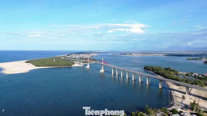 Đáng chú ý, công trình hai lần giao cắt với hệ thống quốc lộ, tạo nên trục kết nối liên hoàn giữa các khu vực ven biển phía đông TP. Huế. Khi đưa vào khai thác, tuyến đường sẽ góp phần hoàn thiện mạng lưới giao thông ven biển, tăng khả năng kết nối giữa các cụm đô thị, khu du lịch, khu nuôi trồng thủy sản và các vùng dân cư dọc phá Tam Giang - Cầu Hai.