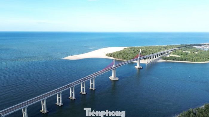 Điểm nhấn nổi bật của dự án là cầu vượt cửa biển Thuận An dài hơn 2 km. Cây cầu bắc qua cửa biển lớn nhất của TP. Huế với hệ thống dây văng màu đỏ nổi bật trên trụ tháp chính, tạo nên hình ảnh hiện đại giữa không gian biển, đầm phá và đô thị ven biển.