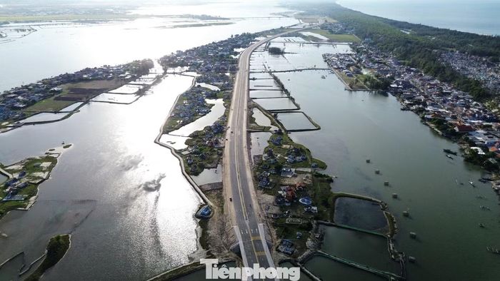 Khởi công từ tháng 3/2022, dự án dự kiến hoàn thành vào tháng 3/2025, nhưng từng nhiều lần phải điều chỉnh tiến độ do vướng mắc giải phóng mặt bằng. Đến nay, công trình sắp về đích sau hơn 4 năm thi công, tạo dấu ấn mới trong đầu tư hạ tầng giao thông của TP. Huế, đặc biệt là khu vực ven biển và đầm phá - nơi từng xảy ra tình trạng chia cắt, cách trở đò giang qua bao thế hệ.