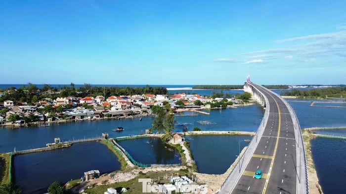 Dự án có tổng mức đầu tư hơn 2.400 tỷ đồng, chiều dài gần 7,8 km, kết nối từ nút giao quốc lộ 49B tại khu vực cầu Tam Giang đến nút giao quốc lộ 49A - quốc lộ 49B. Đây là công trình giao thông trọng điểm không chỉ bởi quy mô vốn đầu tư, mà còn bởi tuyến đường đi qua nhiều dạng địa hình đặc thù, từ đồng ruộng, vùng đầm phá, bãi biển, rừng phòng hộ, khu dân cư ven biển đến cửa biển Thuận An…