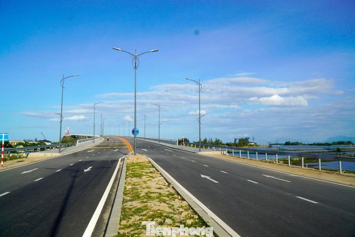 Theo ghi nhận tại hiện trường, toàn bộ tuyến đường và cầu đã cơ bản hoàn thành xây dựng, những hạng mục cuối cùng hiện trong giai đoạn hoàn thiện. Hệ thống mặt đường, dải phân cách, đèn chiếu sáng, biển báo giao thông, vạch sơn kẻ đường và các nút giao được đầu tư đồng bộ. Các phương tiện hiện lưu thông thuận lợi trên tuyến sau khi công trình được thông xe kỹ thuật vào dịp 30/4 vừa qua.