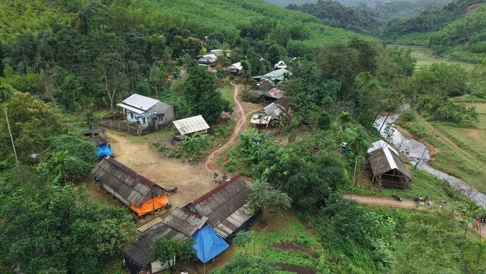 Không có sóng điện thoại, việc liên lạc và tiếp cận thông tin của người dân gặp nhiều khó khăn Ảnh: Nguyễn Ngọc