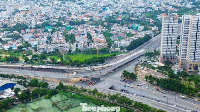 Theo Ban Giao thông TPHCM (chủ đầu tư), khối lượng thực hiện toàn dự án đến nay đạt khoảng 75%. Ngày 23/7, UBND TPHCM đã phê duyệt điều chỉnh thời gian thực hiện dự án đến quý III/2027.