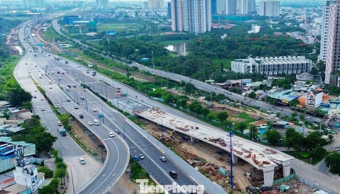  Hầm chui nối đường Mai Chí Thọ với đường dẫn cao tốc TPHCM - Long Thành - Dầu Giây và cầu vượt từ đường dẫn cao tốc ra đường Mai Chí Thọ đã hoàn thành và đang được khai thác, giúp giảm áp lực giao thông qua khu vực. 