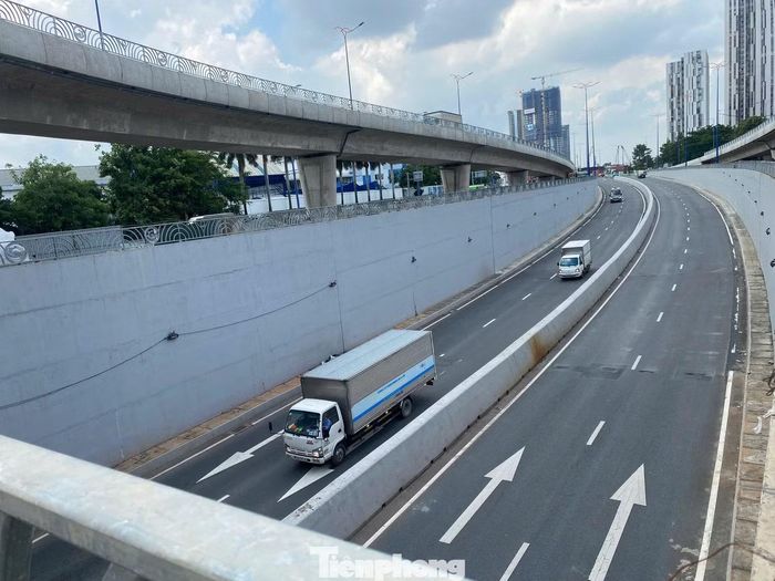Cùng với đó, hai nhánh hầm chui nút giao Mai Chí Thọ - Đồng Văn Cống đã hoàn thành và được đưa vào khai thác.
