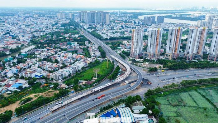 Nhánh cầu N4 đang thi công các hạng mục cuối như thảm bê tông nhựa mặt cầu, lắp lan can, khe co giãn và hệ thống chiếu sáng.