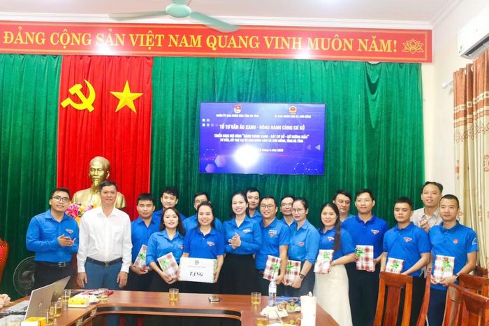 Bí thư Tỉnh Đoàn Nguyễn Ny Hương thăm, động viên đội hình “Tổ tư vấn áo xanh” tại xã biên giới Sơn Hồng.