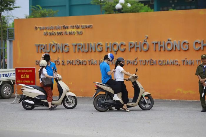 Thí sinh chuyên Tuyên Quang đến điểm thi sáng 15/8.