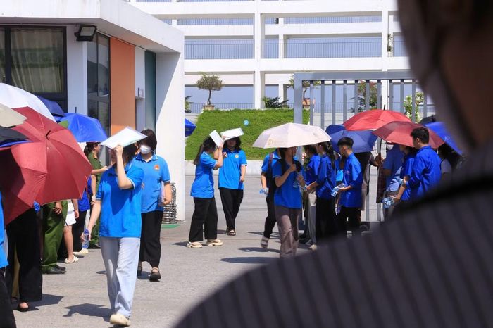  Thí sinh kết thúc buổi thi 