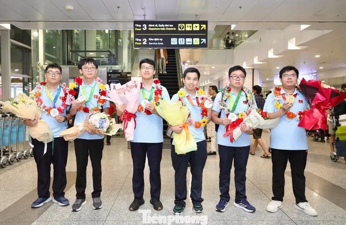 Nguyễn Hoàng Phương (thứ 2 từ trái qua) cùng các thành viên đội tuyển trở về nước sau thời gian thi đấu ở Thượng Hải.