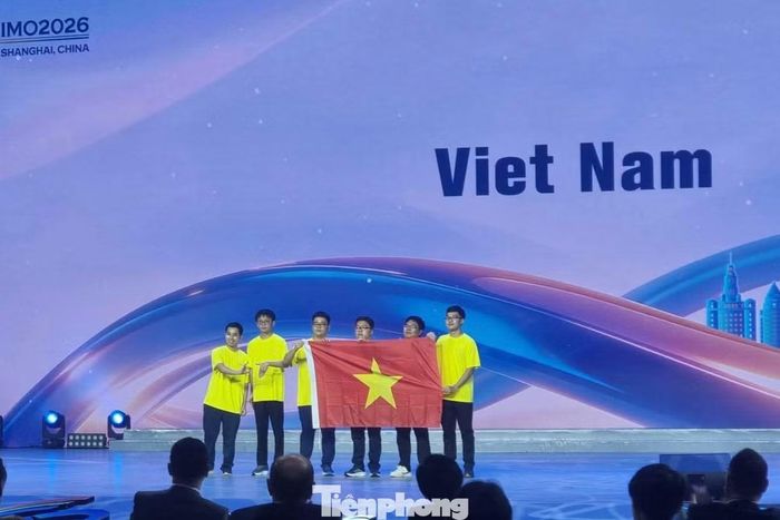 Nguyễn Hoàng Phương (thứ 2 từ trái qua) cùng các thành viên đội tuyển Việt Nam tham gia IMO 2026.