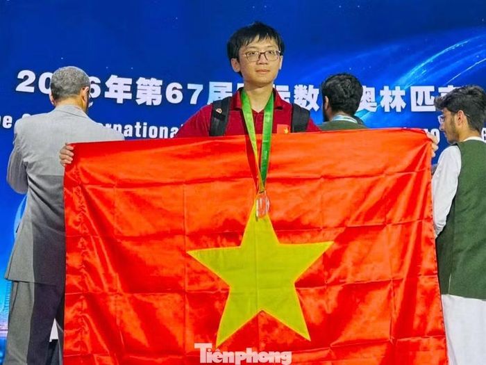 Nam sinh lớp 11 xuất sắc giành Huy chương Bạc tại IMO 2026.