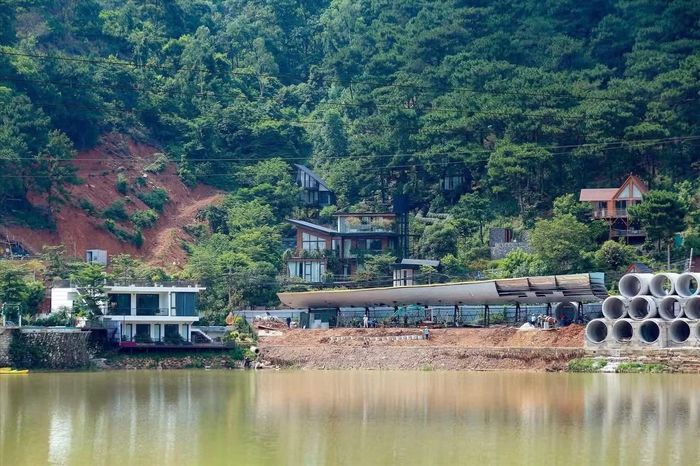 Tình trạng "xẻ thịt" đất rừng, san gạt lòng hồ Đồng Đò diễn ra nhiều năm, báo Tiền Phong đã nhiều lần phản ánh từ năm 2020.