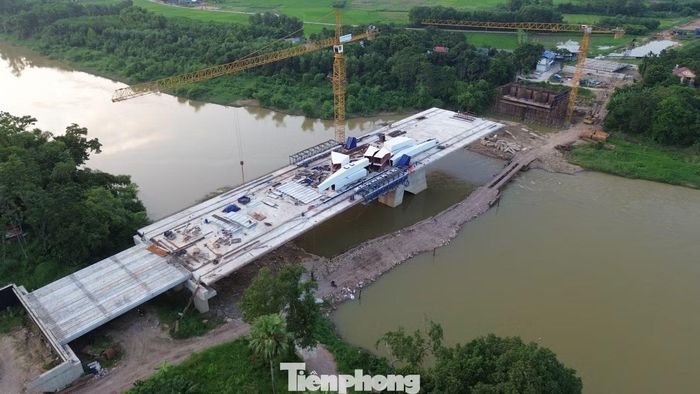 Dự án đầu tư xây dựng Cầu Quang Vinh 1, cầu Quang Vinh 2 bắc qua sông Cầu được triển khai trên địa bàn phường Quan Triều và phường Linh Sơn (tỉnh Thái Nguyên) với tổng mức đầu tư hơn 1.500 tỷ đồng. Dự án được khởi công tháng 1/2025, dự kiến hoàn thành vào năm 2026. Khi hoàn thành, các cây cầu này góp phần kết nối giao thông, kết nối các khu chức năng của khu vực trung tâm tỉnh Thái Nguyên để thúc đẩy phát triển hai bên bờ sông (ảnh: Công trường cầu Quang Vinh 1).