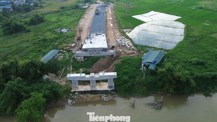 Trong khi đó, phường Linh Sơn phải bố trí tái định cư cho 55 trường hợp. Hiện phường đã bố trí tái định cư cho 31 trường hợp; giới thiệu vị trí tái định cư cho 14 hộ, còn lại chưa có đất tái định cư (ảnh: Khu vực dự án cầu Quang Vinh 2).