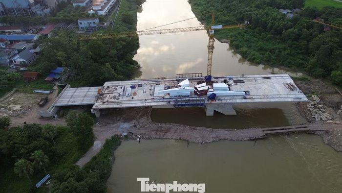 Về tiến độ dự án, Ban Quản lý dự án đầu tư các công trình giao thông và nông nghiệp Thái Nguyên (chủ đầu tư) cho biết, đến ngày 7/8, cầu Quang Vinh 1 đã thi công đạt 63% sản lượng, cầu Quang Vinh 2 mới đạt 39% sản lượng.