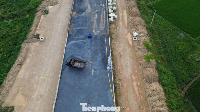 Về tái định cư, phường Quan Triều phải bố trí tái định cư cho 131 hộ. Tuy nhiên, đến ngày 7/8 mới bố trí tái định cư được 10 hộ, còn lại 121 trường hợp chưa có quỹ đất tái định cư (ảnh: Công trường cầu Quang Vinh 2).