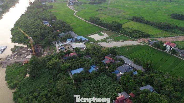 Chủ đầu tư cho biết, thời gian qua, đơn vị đã phối hợp với UBND các phường tăng cường công tác tuyên truyền, vận động người dân trong phạm vi dự án. Bên cạnh đó, đơn vị cũng đã báo cáo với các cơ quan, đơn vị liên quan nhằm tháo gỡ khó khăn về giải phóng mặt bằng. Nếu vấn đề này không sớm được giải quyết, dự án có nguy cơ chậm tiến độ so với kế hoạch.
