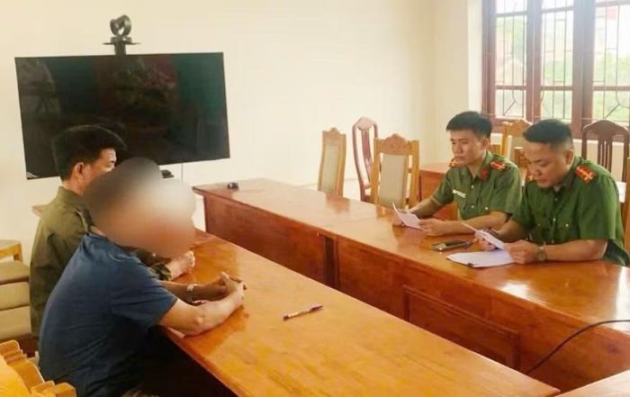 Công an xã Lục Ngạn làm việc với ông G.V.T. Ảnh: Công an xã Lục Ngạn.