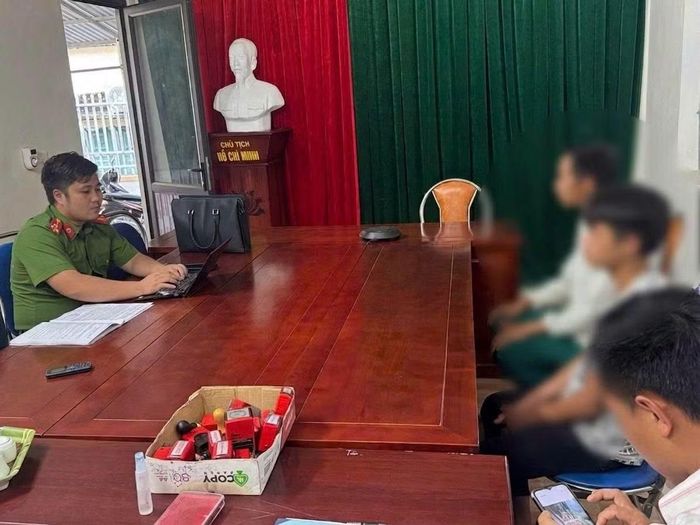 Các bậc phụ huynh cần quản lý và hướng dẫn con em sử dụng điện thoại an toàn, đúng mục đích, tránh con em sa vào các cạm bẫy và những hành vi, vi phạm pháp luật
