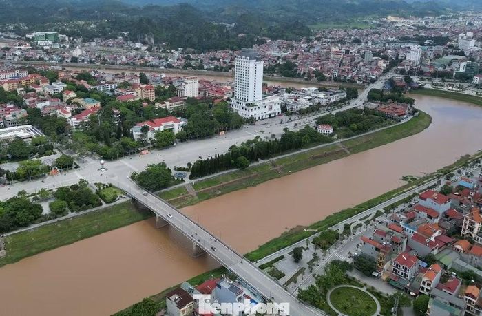 Sông Kỳ Cùng đi qua trung tâm Lạng Sơn hiện nay đã có một số cầu được xây dựng.