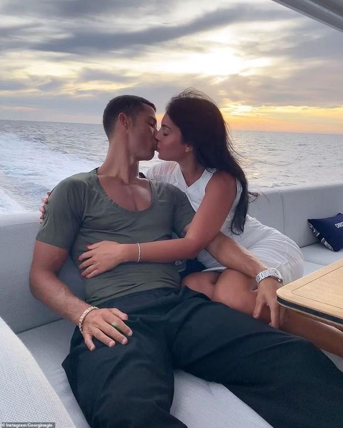Hôn lễ của Ronaldo chỉ có 5 người con và vài người thân của Georgina.