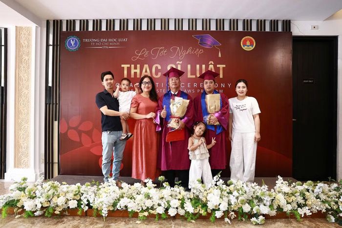 Ông Pháo và gia đình trong buổi lễ tốt nghiệp thạc sĩ