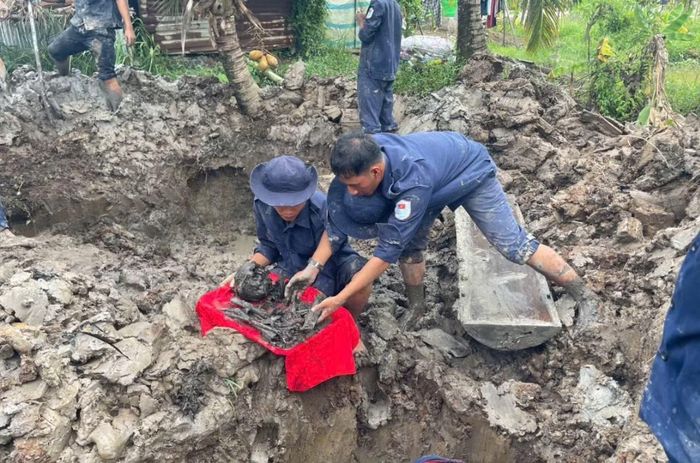 Đội K92 tỉnh An Giang tìm kiếm, quy tập hài cốt liệt sĩ trên địa bàn tỉnh. (Ảnh: Lê Vy).