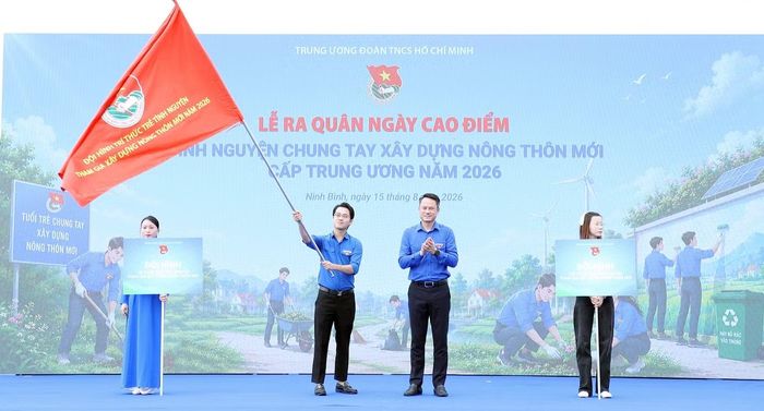Anh Nguyễn Kim Quy trao cờ ra quân các đội hình “Trí thức trẻ tình nguyện tham gia xây dựng nông thôn mới” cấp Trung ương. Ảnh: Lâm Đăng Hải