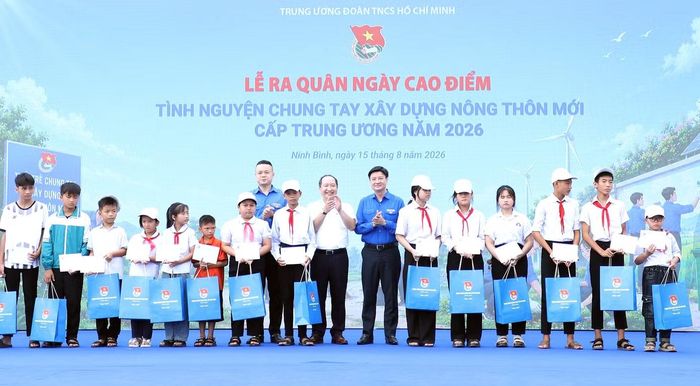 Nhiều phần quà, học bổng được trao tặng tại chương trình. Ảnh: Lâm Đăng Hải