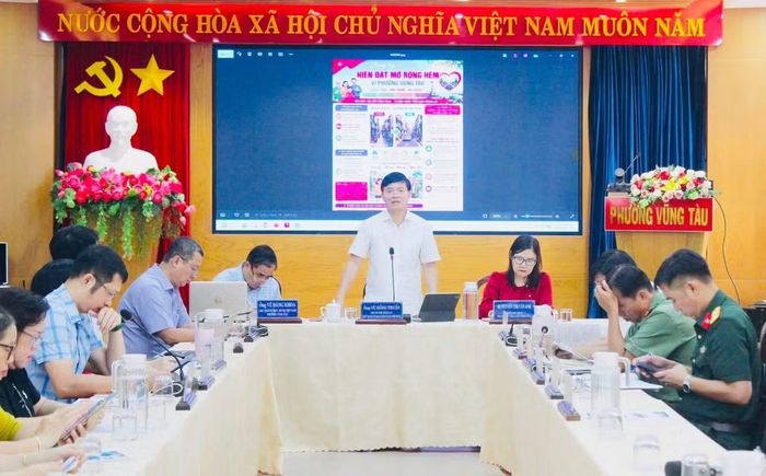  Ông Vũ Hồng Thuấn, Chủ tịch UBND phường Vũng Tàu vận động người dân tự nguyện hiến đất mở rộng hẻm trên tinh thần tự nguyện 