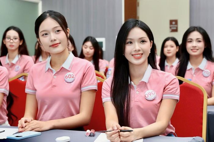 "Người nói không cần phải gồng hay cố nói thật to. Quan trọng là biết sử dụng hơi, khẩu hình và điểm rơi để người nghe cảm thấy dễ chịu nhưng vẫn bị thu hút", MC Giang Hồng nói.