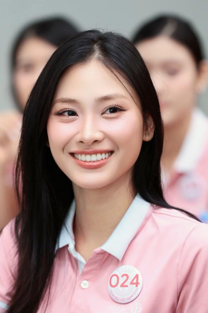 Thay vì chỉ chú trọng vốn từ vựng hay cấu trúc câu, các thí sinh được hướng dẫn cách phát âm rõ, điều chỉnh ngữ điệu và tạo sự tự tin khi sử dụng tiếng Anh trước đám đông.