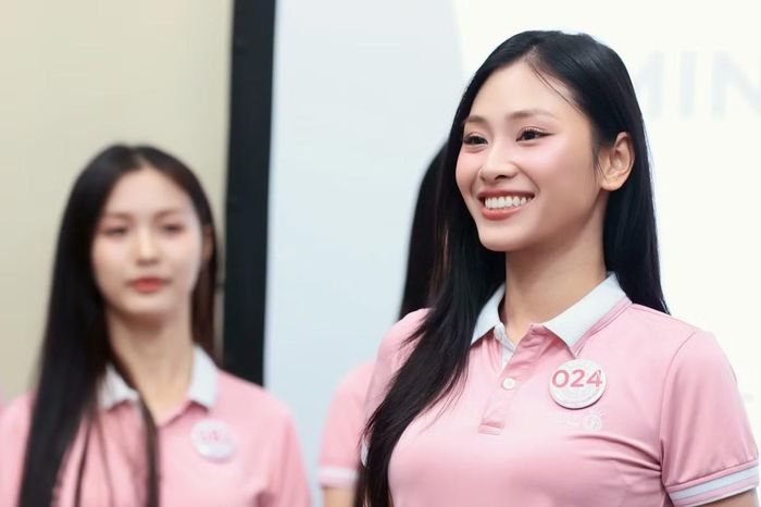 MC Giang Hồng hướng dẫn ba yếu tố quan trọng tạo nên một giọng nói chuẩn gồm hơi thở, khẩu hình và cảm xúc. Trong đó, hơi thở là nền tảng để giọng nói có lực, khẩu hình quyết định độ rõ của âm thanh còn cảm xúc giúp lời nói có sức truyền tải và tạo sự kết nối với người nghe.