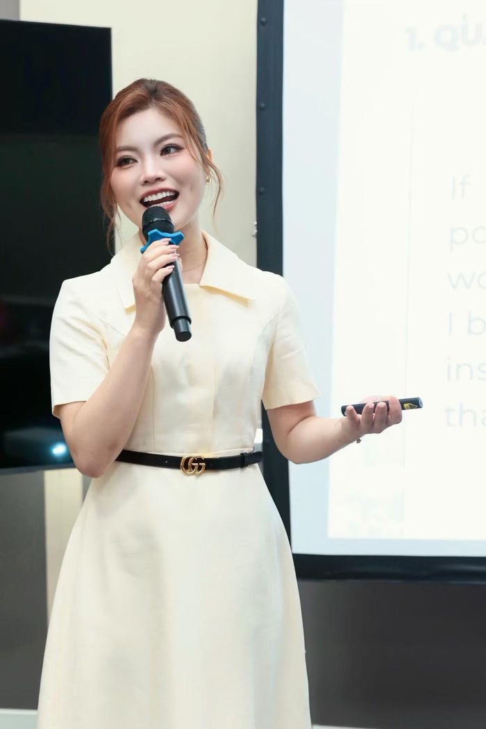 Phần hai của buổi training, MC Cẩm Nhung - người sở hữu IELTS 8.0 - hướng dẫn các thí sinh phương pháp luyện tiếng Anh cấp tốc, tập trung vào phát âm, chất giọng và phong thái khi giao tiếp bằng ngoại ngữ.