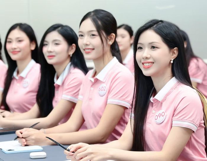 Các thí sinh được thực hành ba cấp độ mở khẩu hình gồm mở răng/môi, mở hàm và mở họng. Khi kiểm soát tốt khẩu hình và hơi thở, giọng nói sẽ trở nên rõ ràng, tròn vành rõ chữ, đồng thời có đủ lực để chạm tới khán giả.