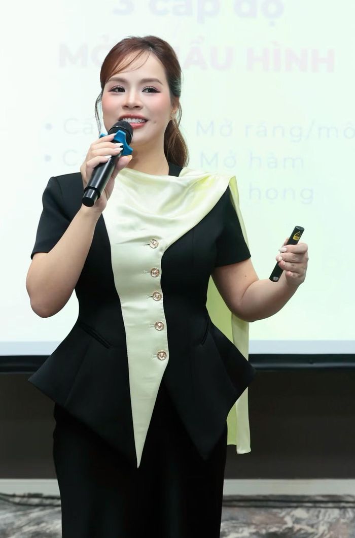 Các thí sinh được nhắc nhở tránh những thói quen dễ khiến người đối diện có cảm giác thiếu tự tin như liếc ngang, nhìn xuống hoặc đảo mắt liên tục. Nụ cười cũng được xem là một ngôn ngữ không lời quan trọng.