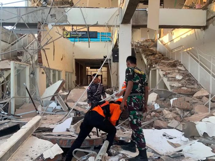 Nhiều công trình bị hư hại ở Maumere sau trận động đất. (Ảnh: Reuters)