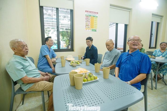 Phòng ăn phục vụ bữa trưa và quà chiều cho người cao tuổi trong thời gian sinh hoạt bán trú. Mức thu tại cơ sở hiện là 5,68 triệu đồng/người/tháng, bao gồm chăm sóc bán trú, cơm trưa và quà chiều.