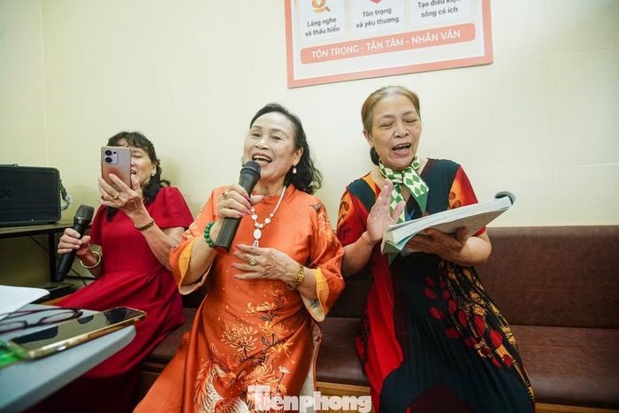 “Trước đây, ở nhà một mình rất buồn, không có ai nói chuyện. Từ khi có trung tâm này, chúng tôi đến sinh hoạt thấy vui, bổ ích, bớt cô đơn”, bà Ngọc, người dân phường Đống Đa, chia sẻ.