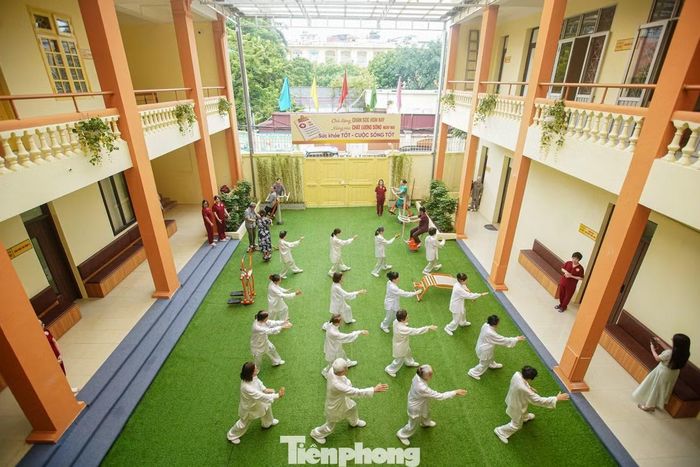 Câu lạc bộ thể dục dưỡng sinh thu hút đông thành viên. Với nhiều người cao tuổi, đây không chỉ là nơi tập luyện mà còn là không gian gặp gỡ, giao lưu mỗi ngày.