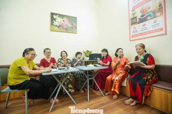 Tiếng hát vang lên trong phòng sinh hoạt văn nghệ. Nhiều người từng tham gia các câu lạc bộ tại khu dân cư nay có thêm một địa điểm để gặp gỡ, ca hát, khiêu vũ và dân vũ.