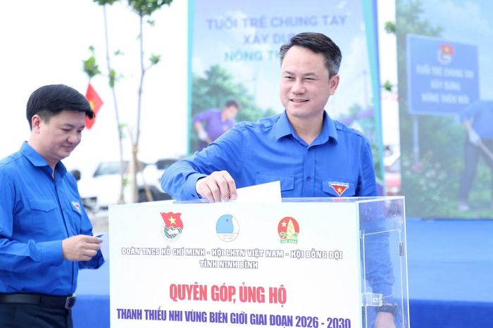 Đại biểu quyên góp, ủng hộ chương trình.