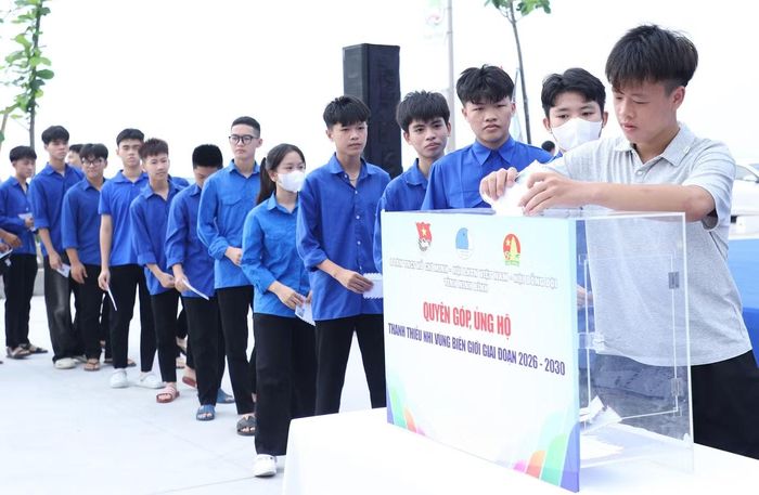Đoàn viên thanh niên ủng hộ chương trình.