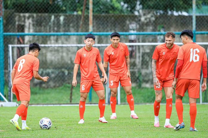 Các cầu thủ Việt Nam trong buổi tập chuẩn bị cho trận đấu gặp Malaysia.