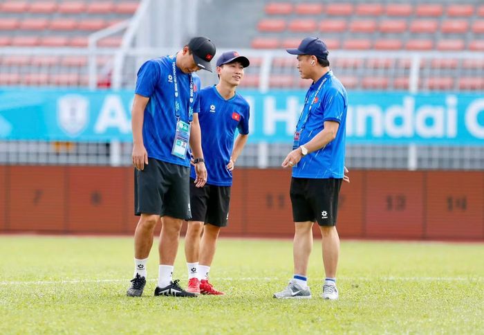Phó chủ tịch VFF Trần Anh Tú trao đổi với HLV Kim Sang-sik trên sân Kuala Lumpur (ảnh Hữu Phạm)