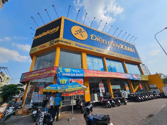 Các cửa hàng của DMX còn cung cấp một số dịch vụ tiện ích như rút tiền, thanh toán tiền điện, tiền nước và các dịch vụ khác với tổng giá trị giao dịch khoảng 65.000 tỷ đồng. Ảnh: MWG.